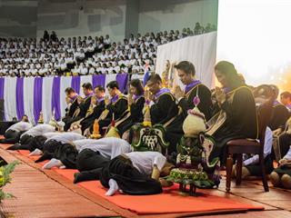 คณะศิลปศาสตร์ เข้าร่วมพิธีไหว้ครูและมอบรางวัลนิสิตเกียรติยศ  ประจำปีการศึกษา 2561 ณ อาคารสงวนเสริมศรี มหาวิทยาลัยพะเยา