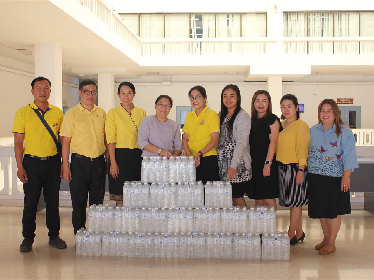 สำนักงานสภามหาวิทยาลัยพะเยา มอบน้ำดื่มตราสิงห์ให้กับผู้ปฏิบัติหน้าที่ดับไฟป่าบริเวณรอบมหาวิทยาลัยพะเยา