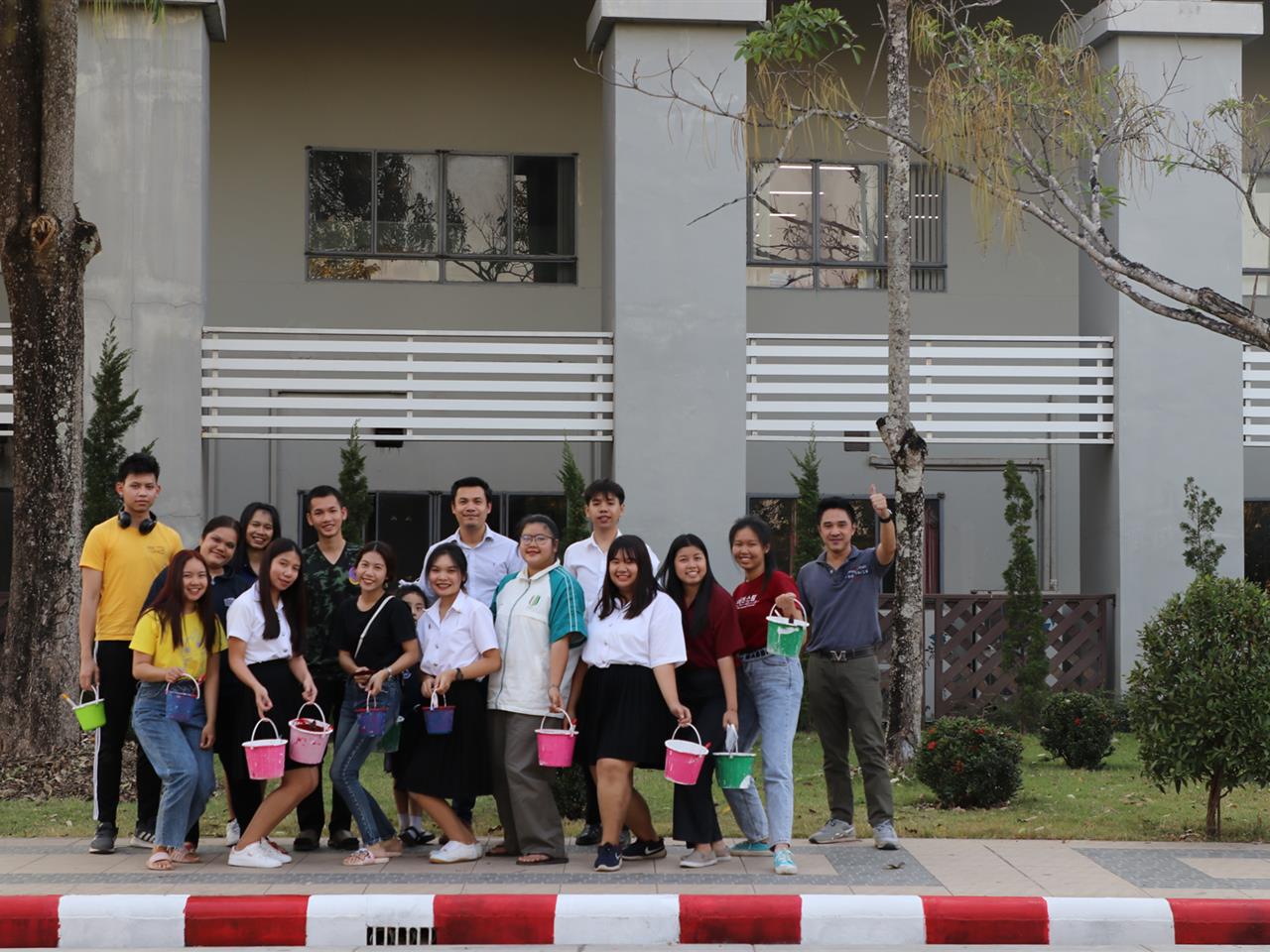 สโมสรนิสิต คณะวิทยาการจัดการและสารสนเทศศาสตร์ มหาวิทยาลัยพะเยา จิตอาสาทาสีเส้นจราจรเพื่อเตรียมความพร้อม พิธีพระราชทานปริญญาบัตร มหาวิทยาลัยพะเยา ประจำปีการศึกษา 2561