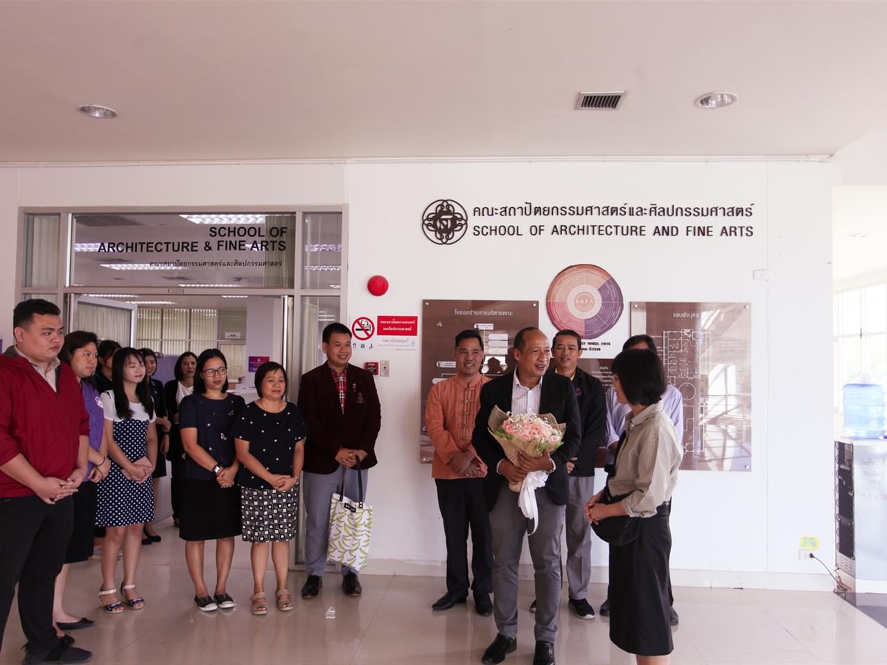 คณาจารย์ และบุคลากรได้ให้การต้อนรับ รองศาสตราจารย์จันทนี เพชรานนท์ ในโอกาสเข้ารับตำแหน่งคณบดี คณะสถาปัตยกรรมศาสตร์และศิลปกรรมศาสตร์
