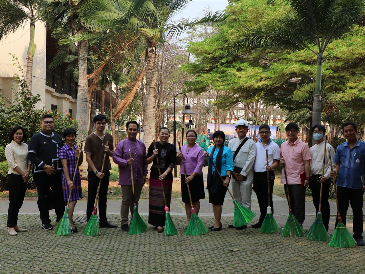 คณะวิทยาการจัดการและสารสนเทศศาสตร์ มหาวิทยาลัยพะเยา มอบไม้กวาดขยะรีไซเคิล ภายใต้โครงการ 1 คณะ 1 สัญลักษณ์ ให้แก่กองอาคารและสถานที่ มหาวิทลัยพะเยา บุคลากร_คณะวิทยาการจัดการและสารสนเทศศาสตร์