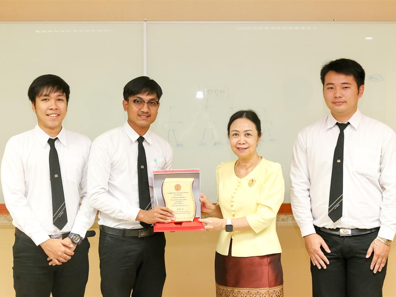 อธิการบดีมหาวิทยาลัยพะเยา แสดงความยินดีกับนิสิตคณะนิติศาสตร์ ที่ได้รับโล่เกียรติยศ รางวัลรองชนะเลิศอันดับ 2 การแข่งขันตอบปัญหากฎหมายระดับอุดมศึกษา เนื่องในวันรพีวิชาการ ปี 2562