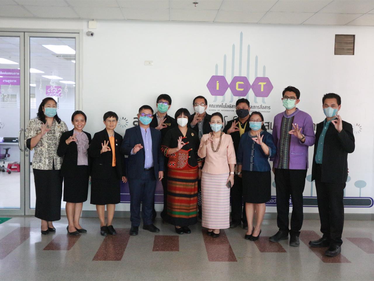 ผู้บริหารคณะเทคโนโลยีสารสนเทศและการสื่อสาร ให้การต้อนรับผู้บริหารมหาวิทยาลัยพะเยา และนำเสนอข้อมูลการดำเนินงาน ในกิจกรรมผู้บริหารมหาวิทยาลัยพะเยาพบบุคลากรคณะเทคโนโลยีสารสนเทศและการสื่อสาร กิจกรรมผู้บริหารมหาวิทยาลัยพะเยาพบบุคลากรคณะ ICT