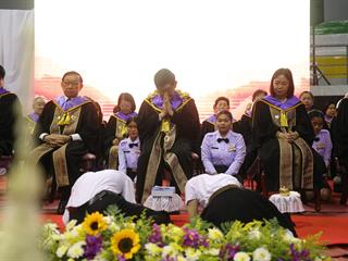 “กราบคุรุปูจา ครูบาอาจารย์เจ้า” พิธีไหว้ครู มหาวิทยาลัยพะเยา ประจำปีการศึกษา 2561 