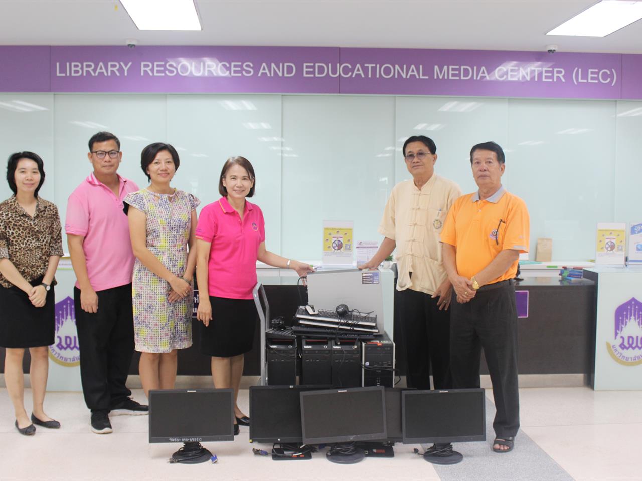ศูนย์บรรณสารและการเรียนรู้ มหาวิทยาลัยพะเยา บริจาคเครื่องคอมพิวเตอร์ สนับสนุนการจัดตั้ง ศูนย์วัฒนธรรมเฉลิมราช พิพิธภัณฑ์พื้นบ้าน วัดแสนเมืองมา  อำเภอเชียงคำ จังหวัดพะเยา