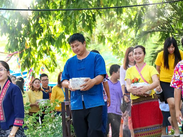 กองกลาง มหาวิทยาลัยพะเยา เข้าร่วมรดน้ำดำหัว คณะผู้บริหารมหาวิทยาลัยพะเยา  ในงาน “สืบฮีต โตยออย ปี๋ใหม่เมือง ม.พะเยา” ประจำปี 2562