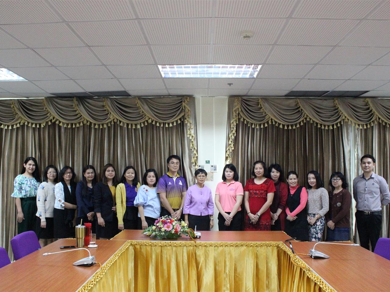 บุคลากรศูนย์บรรณสารและการเรียนรู้ ร่วมกันต้อนรับ รักษาการแทนผู้อำนวยการศูนย์บรรณสารและการเรียนรู้ มหาวิทยาลัยพะเยา