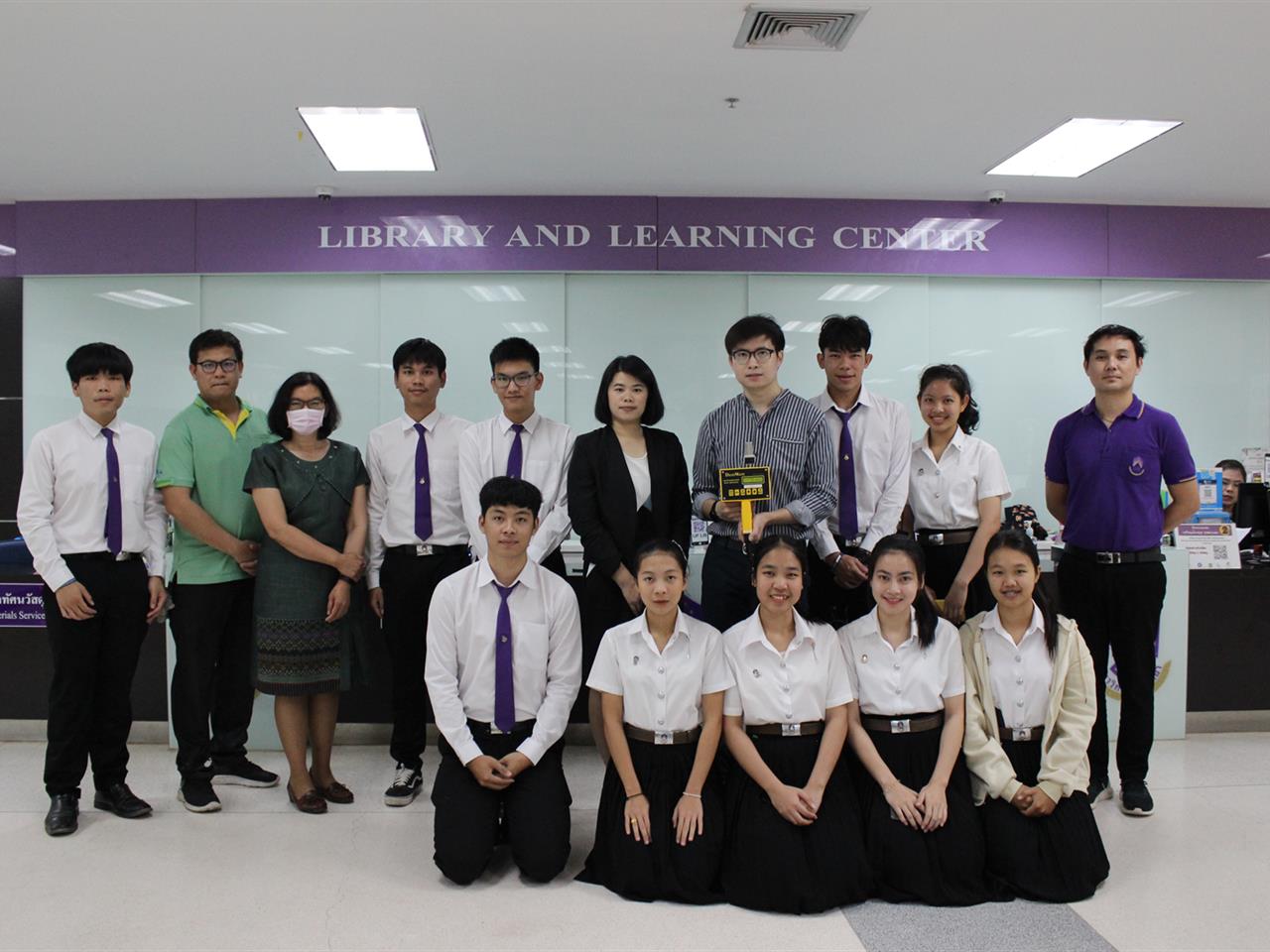 ศูนย์บรรณสารและการเรียนรู้ ร่วมกับทีมอาจารย์และนิสิตสาขาวิชาอาชีวอนามัยและความปลอดภัย ตรวจวัดค่าฝุ่นละอองขนาดเล็ก (PM 2.5)  และค่าฝุ่นละอองขนาดเล็ก (PM 10) ภายในอาคารศูนย์บรรณสารแลการเรียนรู้