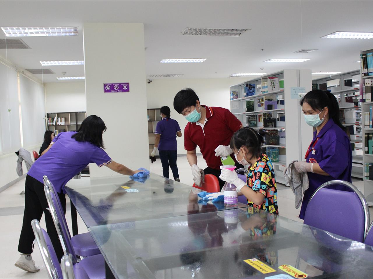 บุคลากรศูนย์บรรณสารและการเรียนรู้ มหาวิทยาลัยพะเยา ร่วมกันทำความสะอาดบริเวณพื้นที่ภายในอาคาร