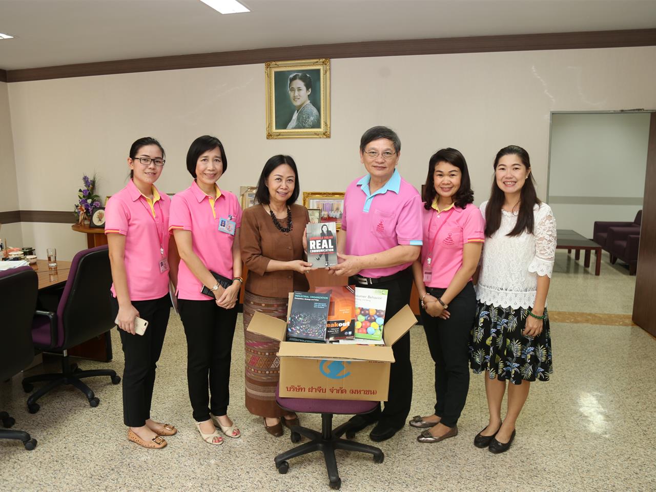 ศูนย์หนังสือจุฬาลงกรณ์มหาวิทยาลัยพร้อมทีมงาน ได้เข้าเยี่ยมคารวะ อธิการบดีมหาวิทยาลัยพะเยา พร้อมมอบหนังสือเป็นที่ระลึกให้กับมหาวิทยาลัย