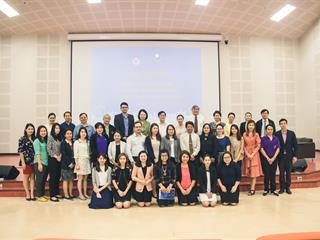 บุคลากรสายวิชาการและสนับสนุน พร้อมด้วยนิสิตคณะศิลปศาสตร์ เข้าร่วมปฐมนิเทศโครงการพัฒนาภาษาอังกฤษสำหรับนิสิต บุคลากรสายวิชาการและสายสนับสนุน มหาวิทยาลัยพะเยา ประจำปี 2561