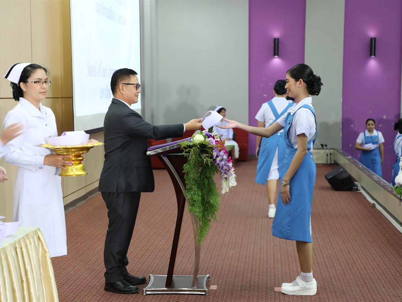 คณะพยาบาลศาสตร์ จัดพิธีมอบหมวก เข็ม และดวงประทีป ให้แก่นิสิตคณะพยาศาสตร์ ชั้นปีที่ 2