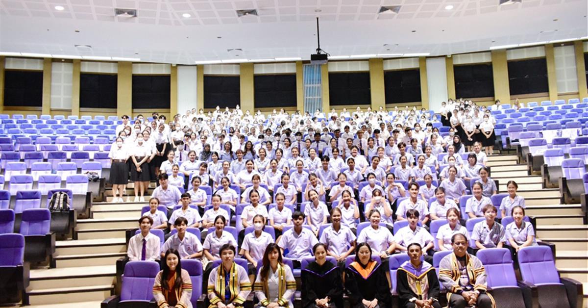      หลักสูตรสาธารณสุขศาสตรบัณฑิต สาขาวิชาการส่งเสริมสุขภาพ จัดพิธีไหว้ครูและพิธีมอบเข็มพระบิดา ชุดกาวน์วิชาชีพ