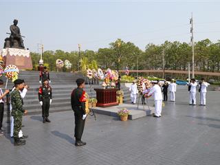 มหาวิทยาลัยพะเยา นำโดย ศาสตราจารย์พิเศษ ดร.มณฑล สงวนเสริมศรี อธิการบดีมหาวิทยาลัยพะเยา พร้อมด้วยคณะผู้บริหาร คณาจารย์ เจ้าหน้าที่  เข้าร่วมพิธีวางพวงมาลาถวายราชสักการะ วันคล้ายวันสวรรคตสมเด็จพระนเรศวรมหาราช ประจำปี 2561 