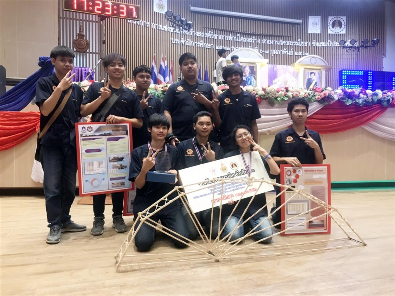 นิสิตสาขาวิศวกรรมโยธา คณะวิศวกรรมศาสตร์ มหาวิทยาลัยพะเยา คว้ารางวัลรองชนะเลิศ อันดับที่ 1 ในการแข่งขันโครงสร้างไม้ไอศกรีม ครั้งที่ 14 ชิงถ้วยพระราชทานสมเด็จพระกนิษฐาธิราชเจ้า กรมสมเด็จพระเทพรัตนราชสุดา เจ้าฟ้ามหาจักรีสิรินธร มหาวชิราลงกรณวรราชภักดี สิริกิจการิณีพีรยพัฒน รัฐสีมาคุณากรปิยชาติ สยามบรมราชกุมารี
