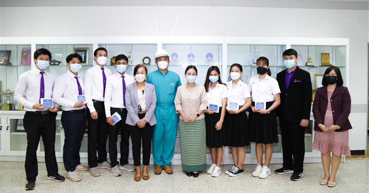 ผู้อำนวยการกองบริการการศึกษา นำนิสิตทุนพระราชทานฯ เข้าพบอธิการบดีมหาวิทยาลัยพะเยา