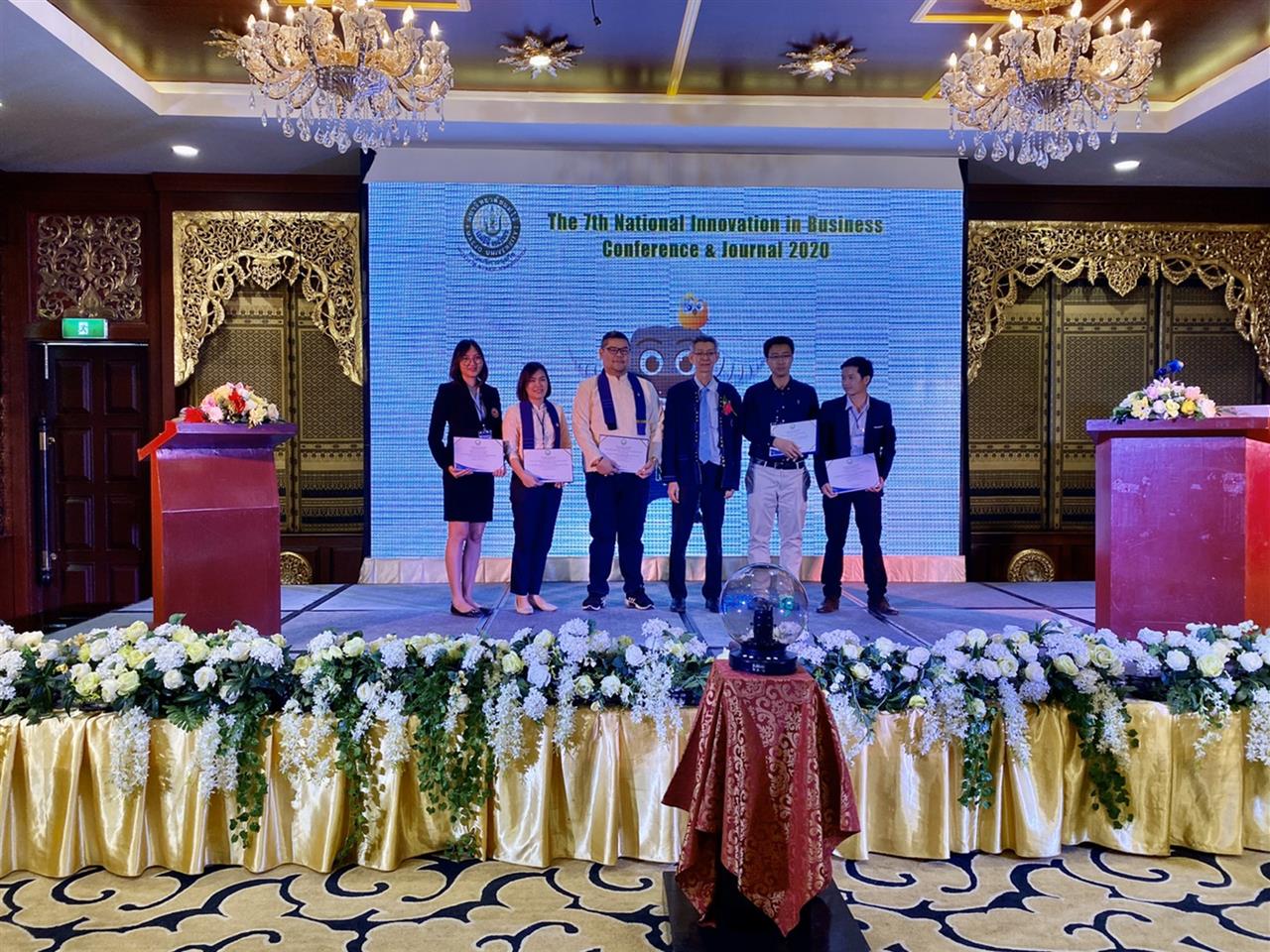 ทีมนักวิจัยคณะวิทยาการจัดการและสารสนเทศศาสตร์ มหาวิทยาลัยพะเยาได้รับรางวัลบทความวิจัยดีเด่น จากงานประชุมวิชาการระดับชาติด้านบริหารธุรกิจ ครั้งที่ 7 มหาวิทยาลัยแม่โจ้