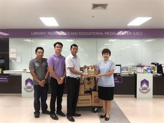 ศูนย์บรรณสารและสื่อการศึกษา มหาวิทยาลัยพะเยา บริจาคหนังสือให้องค์การบริหารส่วนตำบลดอกคำใต้ เพื่อสนับสนุนการดำเนินโครงการส่งเสริมรักการอ่าน