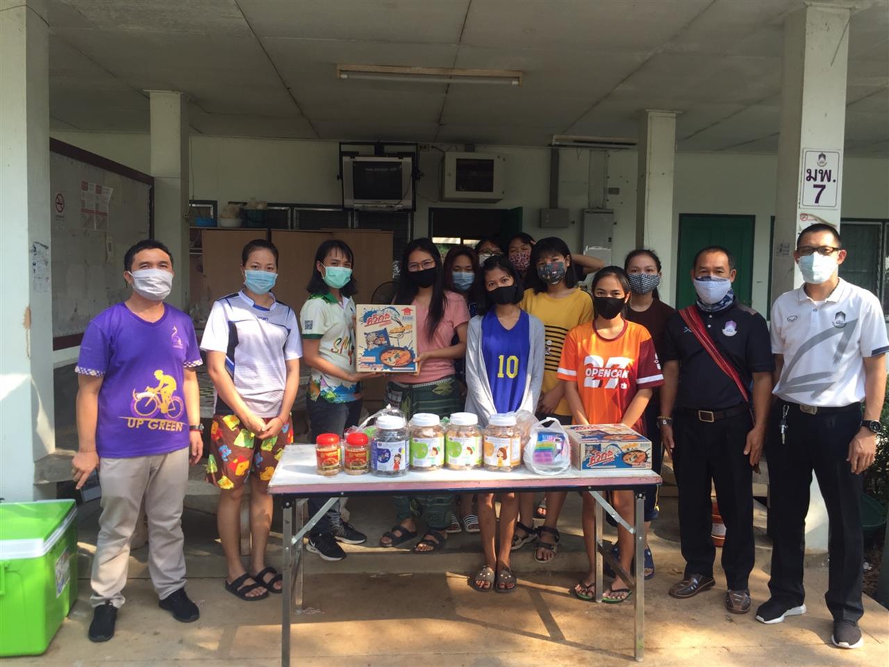 ครอบครัวคุณรัตติกานต์ พรหมสุริยา มอบเครื่องอุปโภค บริโภค ช่วยเหลือนิสิตที่พักอาศัยในหอพักนิสิต มพ.และหอพัก UP Dorm
