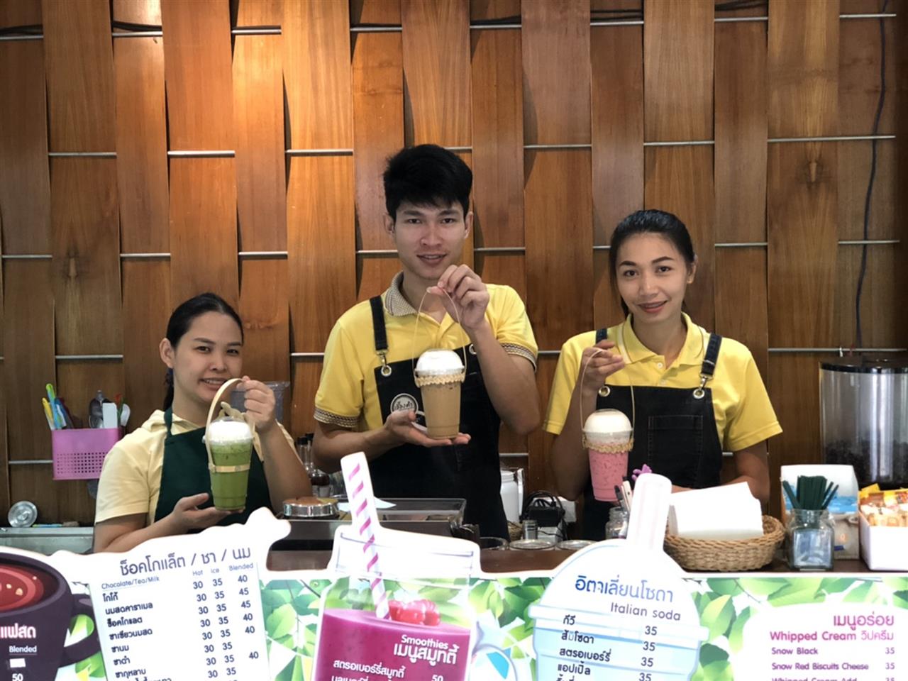 ร้านกาแฟ ม.พะเยา ผุดไอเดีย ใช้หูหิ้วไม้ไผ่ ลดการใช้พลาสติกในมหาวิทยาลัย