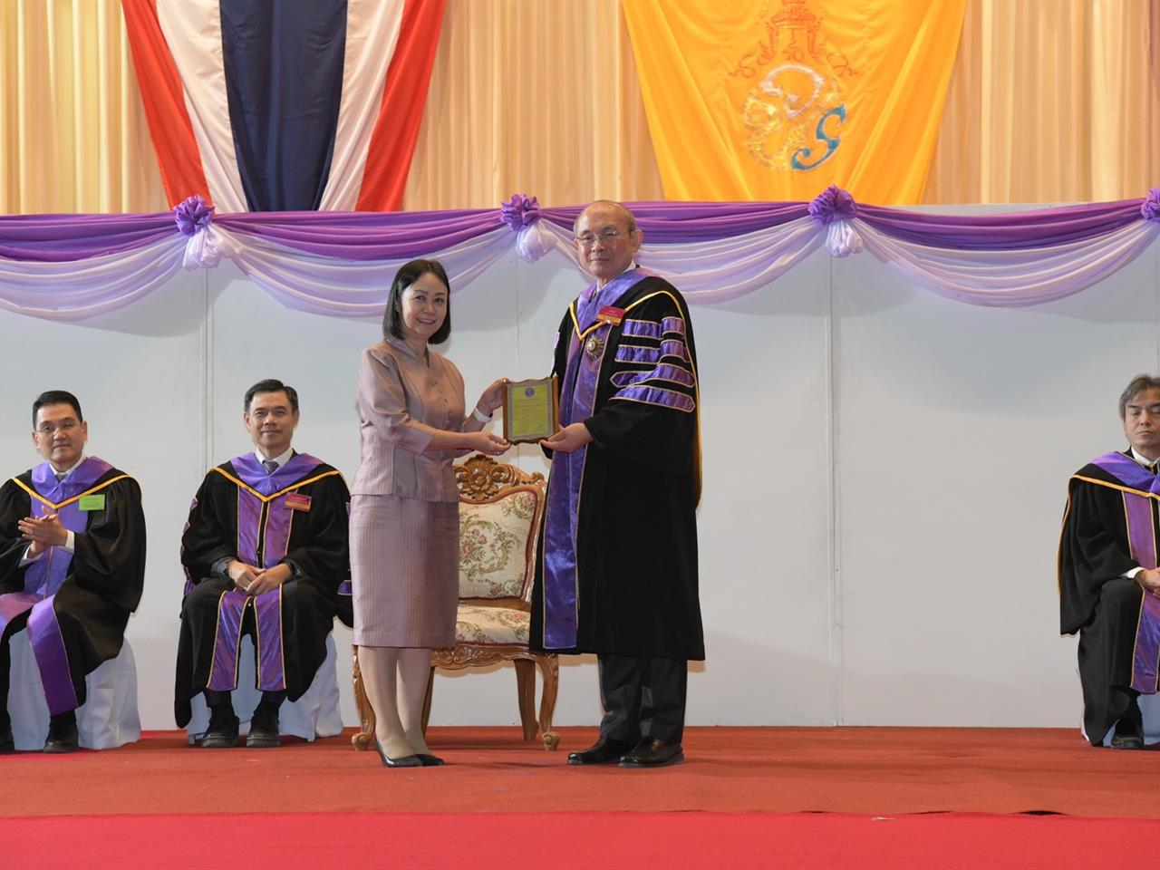 อธิการบดีมหาวิทยาลัยพะเยา เข้ารับมอบโล่ประกาศเกียรติคุณนักศึกษาเก่าดีเด่นมหาวิทยาลัยเชียงใหม่