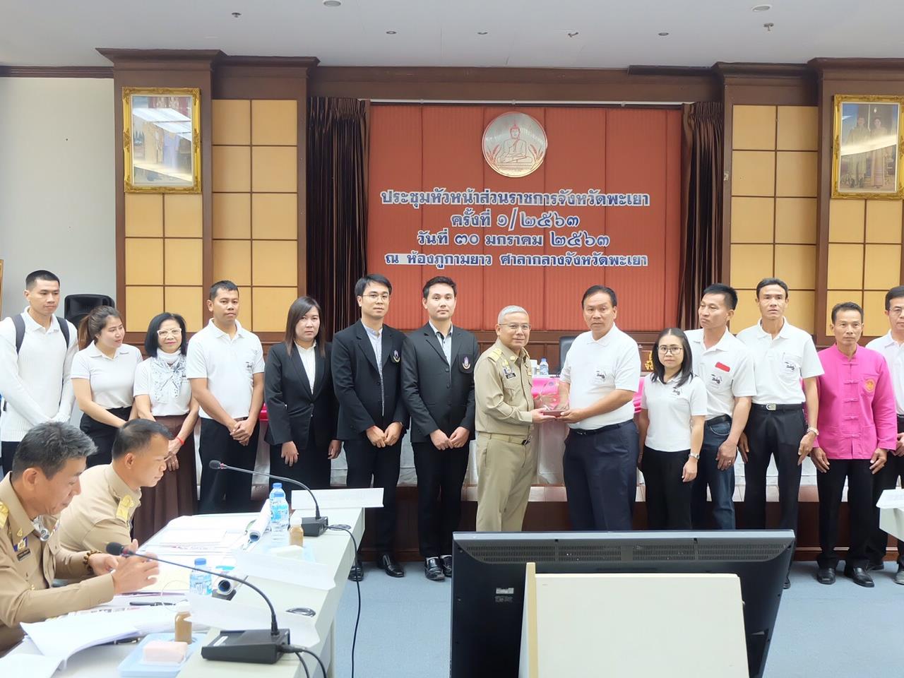 ศูนย์บรรณสารและเรียนรู้ เข้าร่วมพิธีรับโล่รางวัลรองชนะเลิศอันดับสอง (ระดับประเทศ) ขององค์การบริหารส่วนตำบลดอกคำใต้ จากกรมส่งเสริมวัฒนธรรม