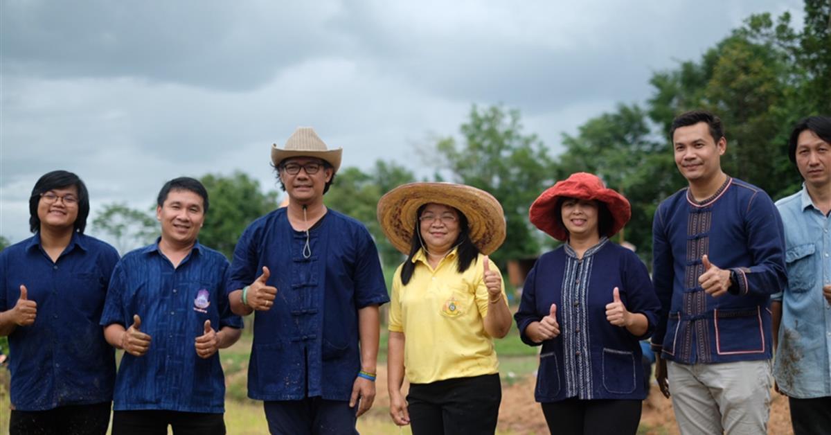 ผู้บริหารคณะวิทยาการจัดการและสารสนเทศศาสตร์ มหาวิทยาลัยพะเยา ร่วมกิจกรรม "ปลูกข้าววันแม่ สืบสานข้าวไทยด้วยการดำนา" ณ ศูนย์เศรษฐกิจพอเพียงฯ มหาวิทยาลัยพะเยา