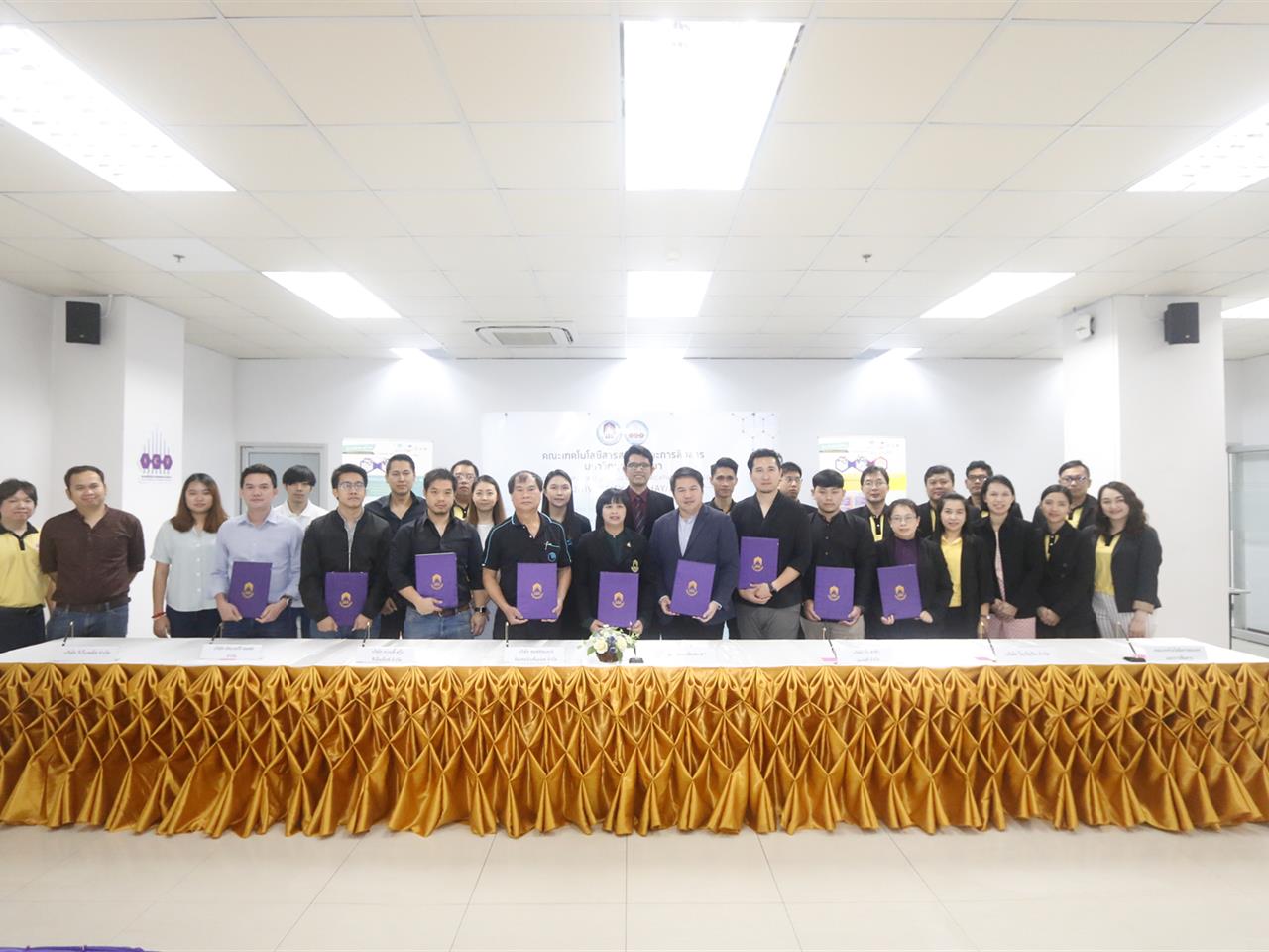 คณะเทคโนโลยีสารสนเทศและการสื่อสาร มหาวิทยาลัยพะเยา ผนึกกำลังผู้ประกอบการชั้นนำด้านไอที 7 บริษัท ร่วมลงนามความร่วมมือโครงการผลิตบัณฑิตพันธุ์ใหม่ กระตุ้นการผลิตบัณฑิตให้พร้อมใช้งานตามมาตรฐานอุตสาหกรรมด้านไอที คณะเทคโนโลยีสารสนเทศและการสื่อสาร,มหาวิทยาลัยพะเยา,ผนึกกำลังผู้ประกอบการชั้นนำด้านไอที,7,บริษัท,ร่วมลงนามความร่วมมือโครงการผลิตบัณฑิตพันธุ์ใหม่,กระตุ้นการผลิตบัณฑิตให้พร้อมใช้งานตามมาตรฐานอุตสาหกรรมด้านไอที