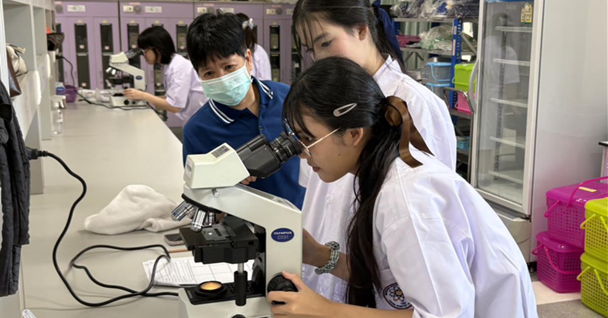 โรงเรียนเบญจะมะมหาราช  จังหวัดอุบลราชธานี เข้าร่วมกิจกรรม ปฏิบัติการทางฟิสิกส์ ชีววิทยา และ เคมี