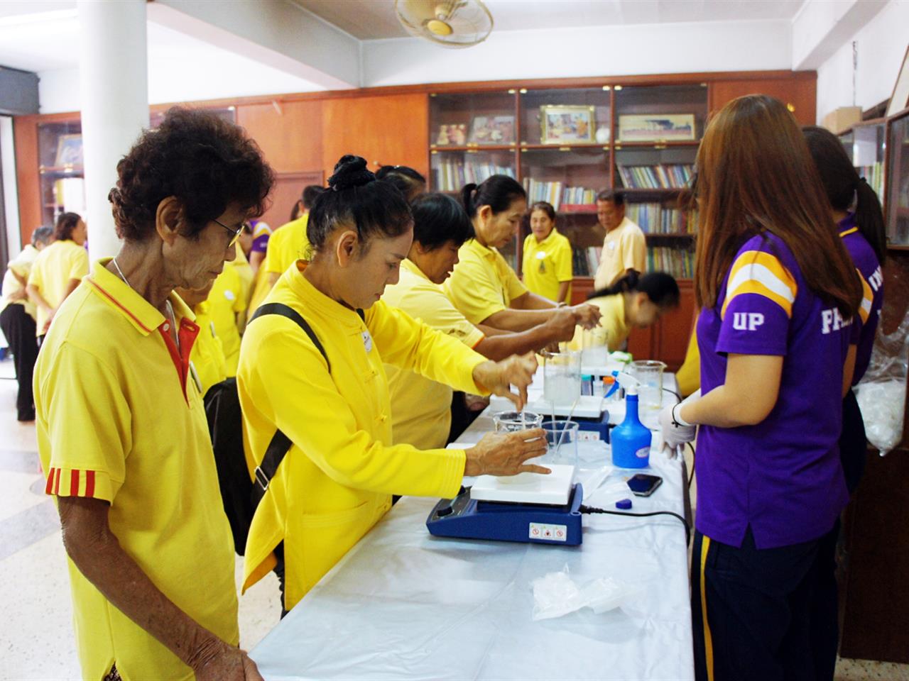 สาขาชีวเคมีและสาขาโภชนาการ คณะวิทยาศาสตร์การแพทย์  ดำเนินโครงการ 1 คณะ 1 สัญลักษณ์ความสำเร็จ อบรมการทำสบู่ผสมสมุนไพร ณ โรงเรียนผู้สูงอายุตำบลดอกคำใต้ ดอนไชยพุทธศาสตร์