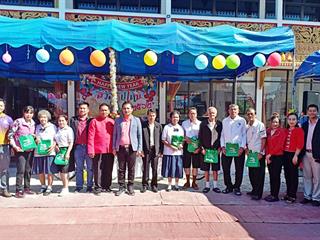 สุขใจ วัยชรา วิทย์-แพทย์มอบถุงผ้าเป็นของขวัญปีใหม่ ให้แก่นักเรียนโรงเรียนผู้สูงอายุตำบลดอกคำใต้ 