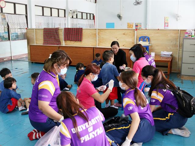 สาขาวิชาจุลชีววิทยาและปรสิตวิทยา ม.พะเยา ร่วมมือกับชุมชนสุ่มตรวจหาความชุกของพยาธิในชุมชน 