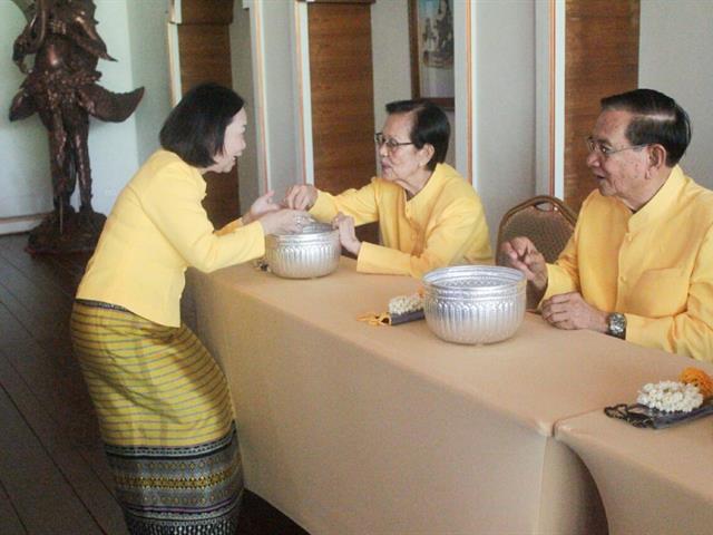 อธิการบดีมหาวิทยาลัยพะเยานำทีมคณะผู้บริหารมหาวิทยาลัยพะเยารดน้ำดำหัวขอพรผู้ใหญ่เนื่องในเทศกาลวันขึ้นปีใหม่เมือง