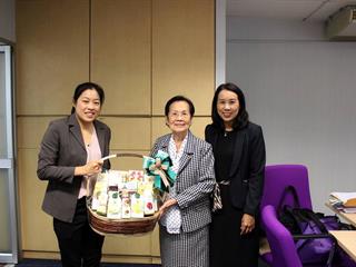 สำนักงานสภามหาวิทยาลัยพะเยา มอบกระเช้าของขวัญปีใหม่แก่นายกสภามหาวิทยาลัยพะเยา