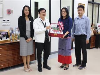 สำนักงานสภามหาวิทยาลัยพะเยา มอบกระเช้าของขวัญแก่ ผู้อำนวยการศูนย์การแพทย์และโรงพยาบาล มหาวิทยาลัยพะเยา ปีใหม่พุทธศักราชใหม่ 2562