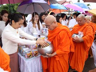 มหาวิทยาลัยพะเยา ร่วมทำบุญตักบาตรวันอาสาฬหบูชา ประจำปี 2561 ร่วมกับจังหวัดพะเยา