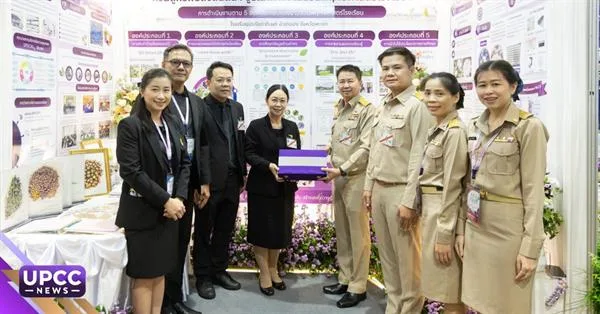 ม.พะเยา ร่วมประชุมวิชาการและนิทรรศการ อพ.สธ. ระดับภูมิภาค ครั้งที่ 9 ถวายกระเป๋าผ้าลายชิโบริ สะท้อนการต่อยอดภูมิปัญญาท้องถิ่นสู่ความยั่งยืน